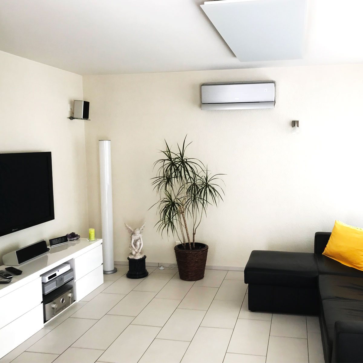 Wandgerät im hellen Wohnzimmer