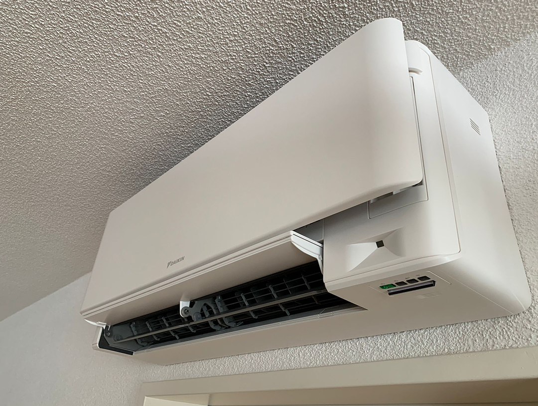 Nahaufnahme eines weissen Innengeräts an der Decke