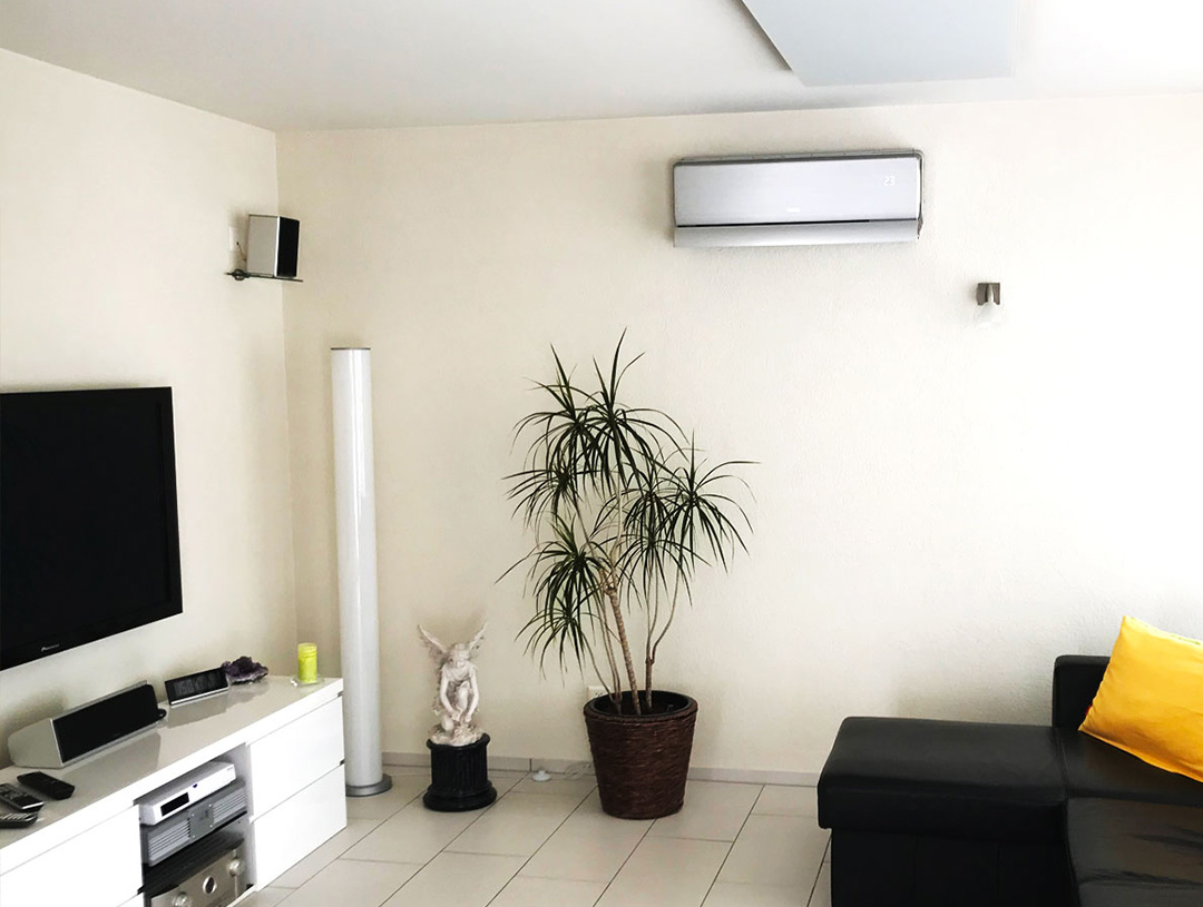 Wandgerät im Wohnzimmer über dem Fernsehmöbel